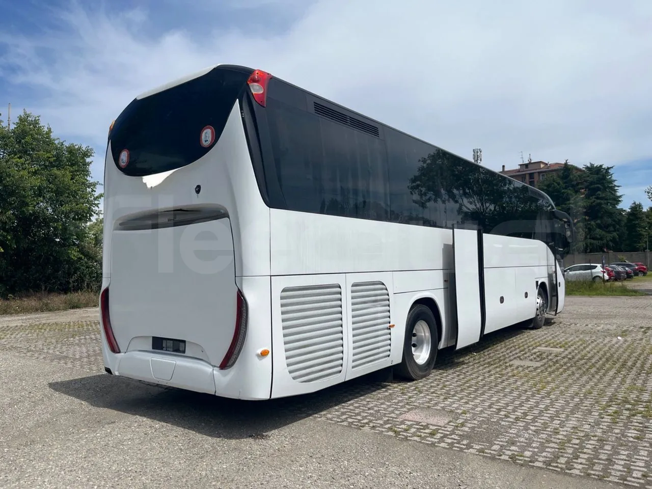 Iveco Magelys SFR2XX - EUR6 - 294kW - 12.265m - 3/4 right rear doors open