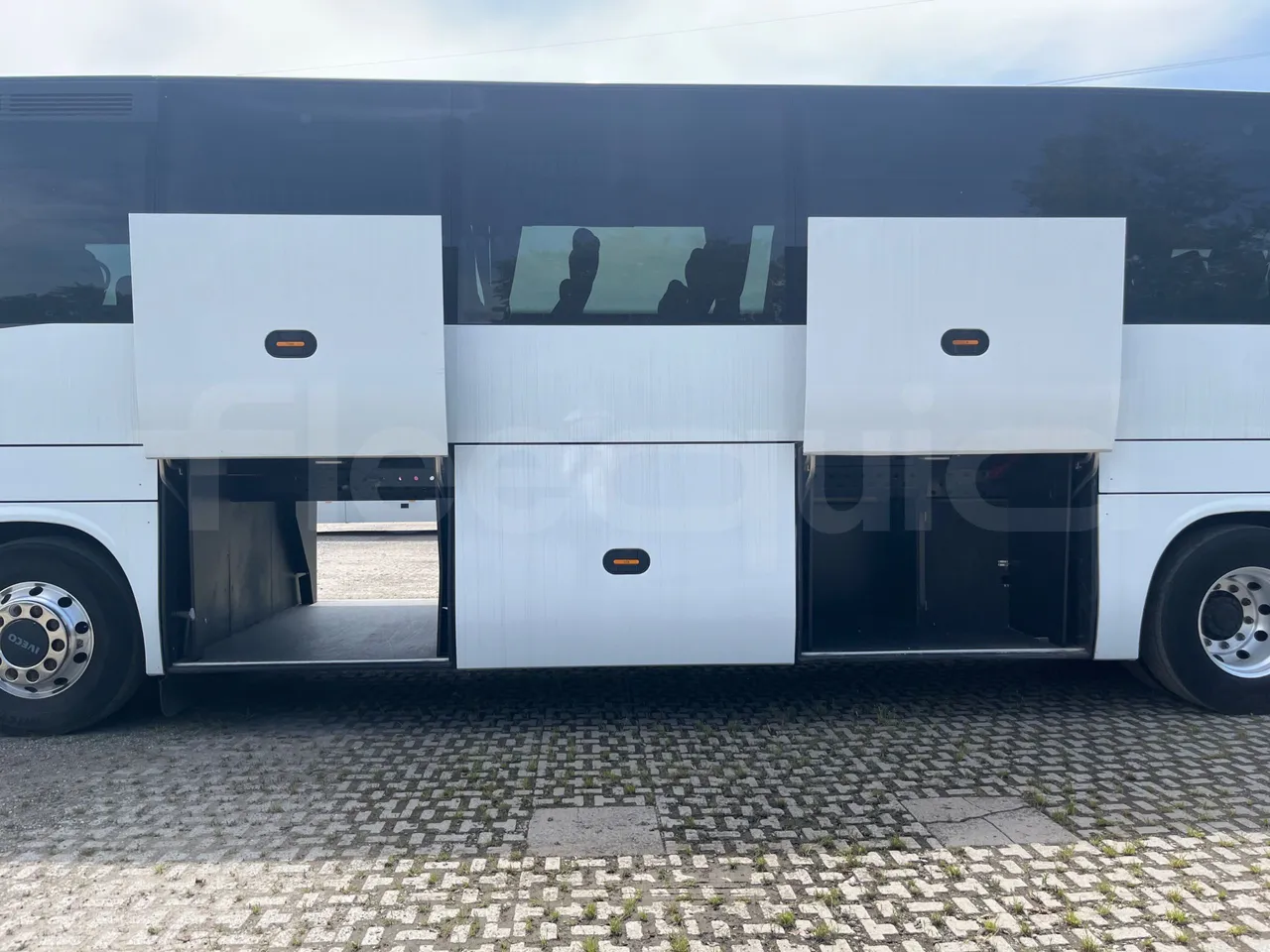 Iveco Magelys SFR2XX - EUR6 - 294kW - 12.265m - luggage rack photo