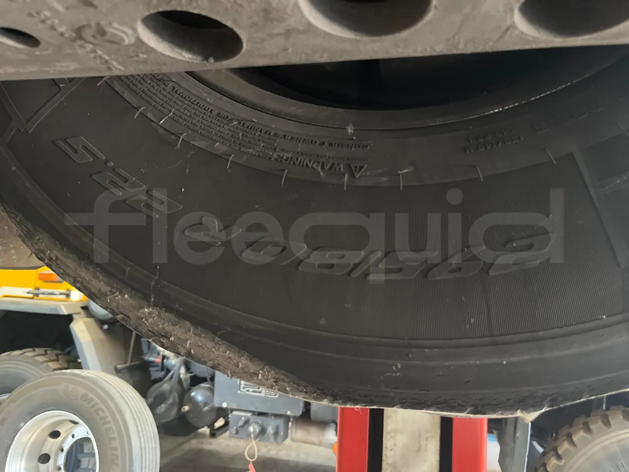 Iveco Magelys SFR2XX - EUR6 - 294kW - 12.265m - tread condition front tires right