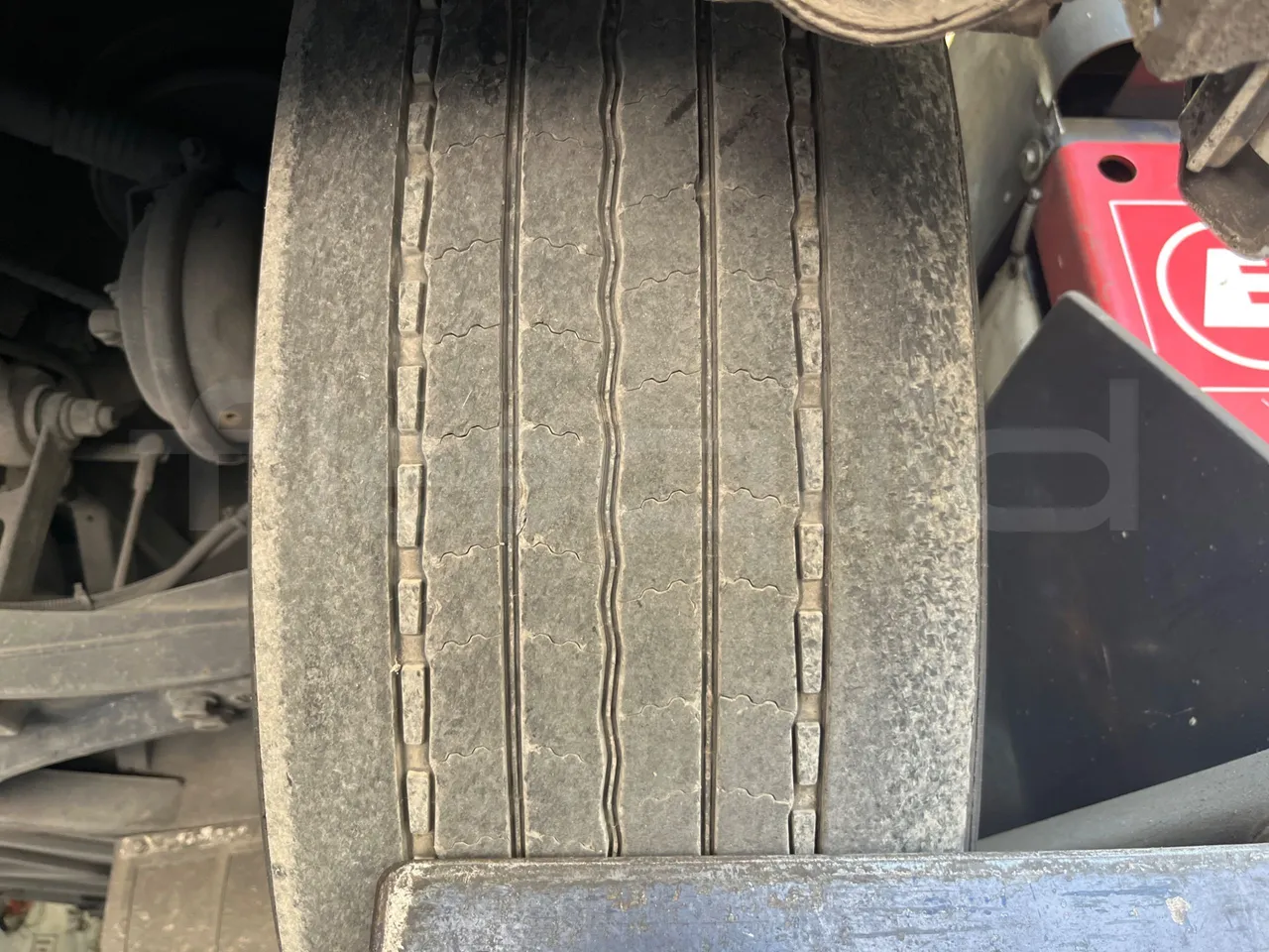 Iveco Magelys SFR2XX - EUR6 - 294kW - 12.265m - tread condition second axle tires left