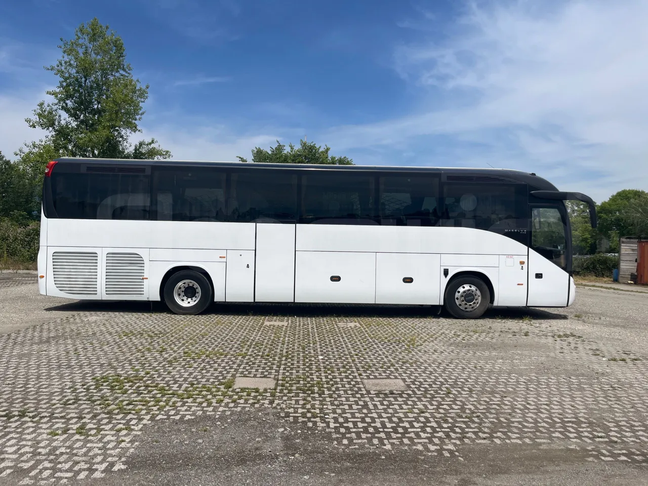 Iveco Magelys SFR2XX - EUR6 - 294kW - 12.265m - right side doors closed