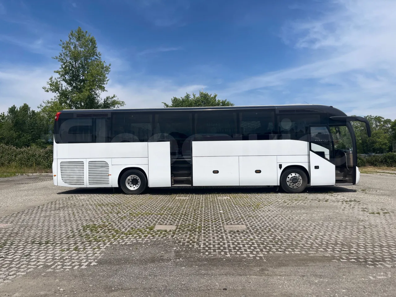 Iveco Magelys SFR2XX - EUR6 - 294kW - 12.265m - right side doors open