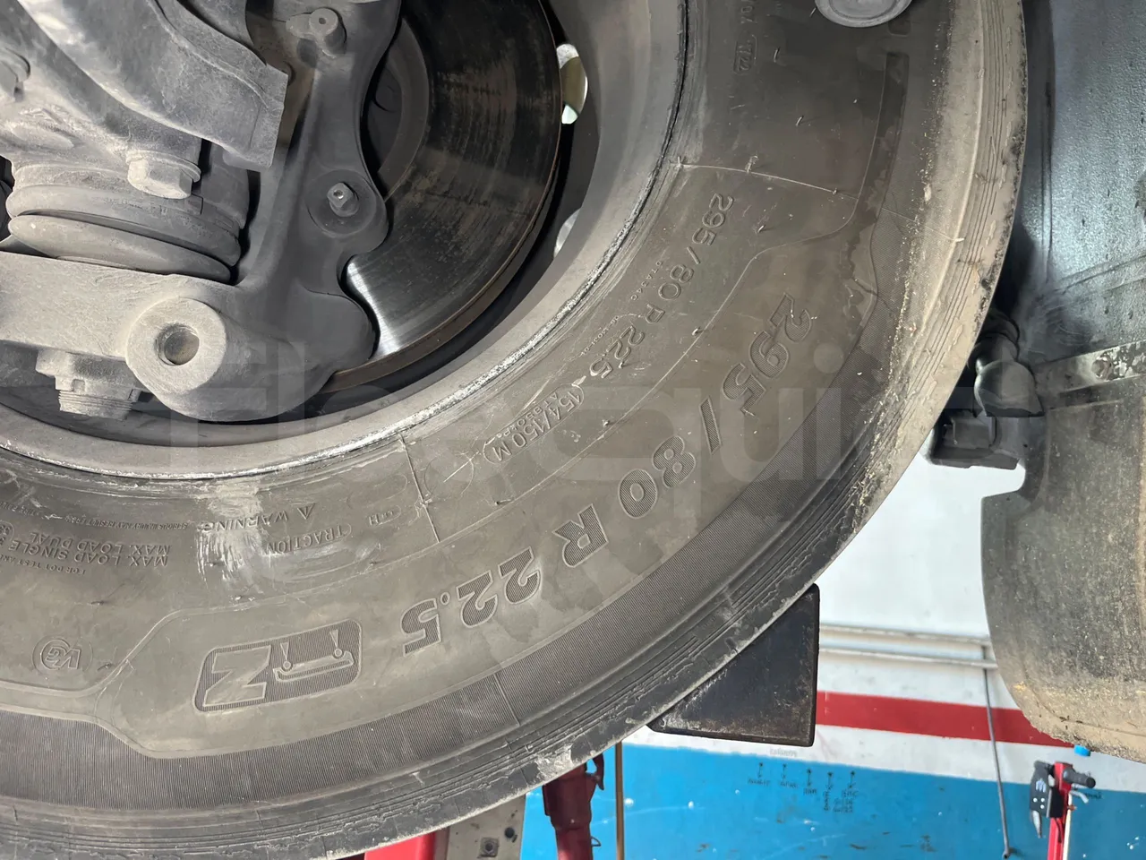 Iveco Magelys SFR2XX - EUR6 - 294kW - 12.265m - front left tire measurements