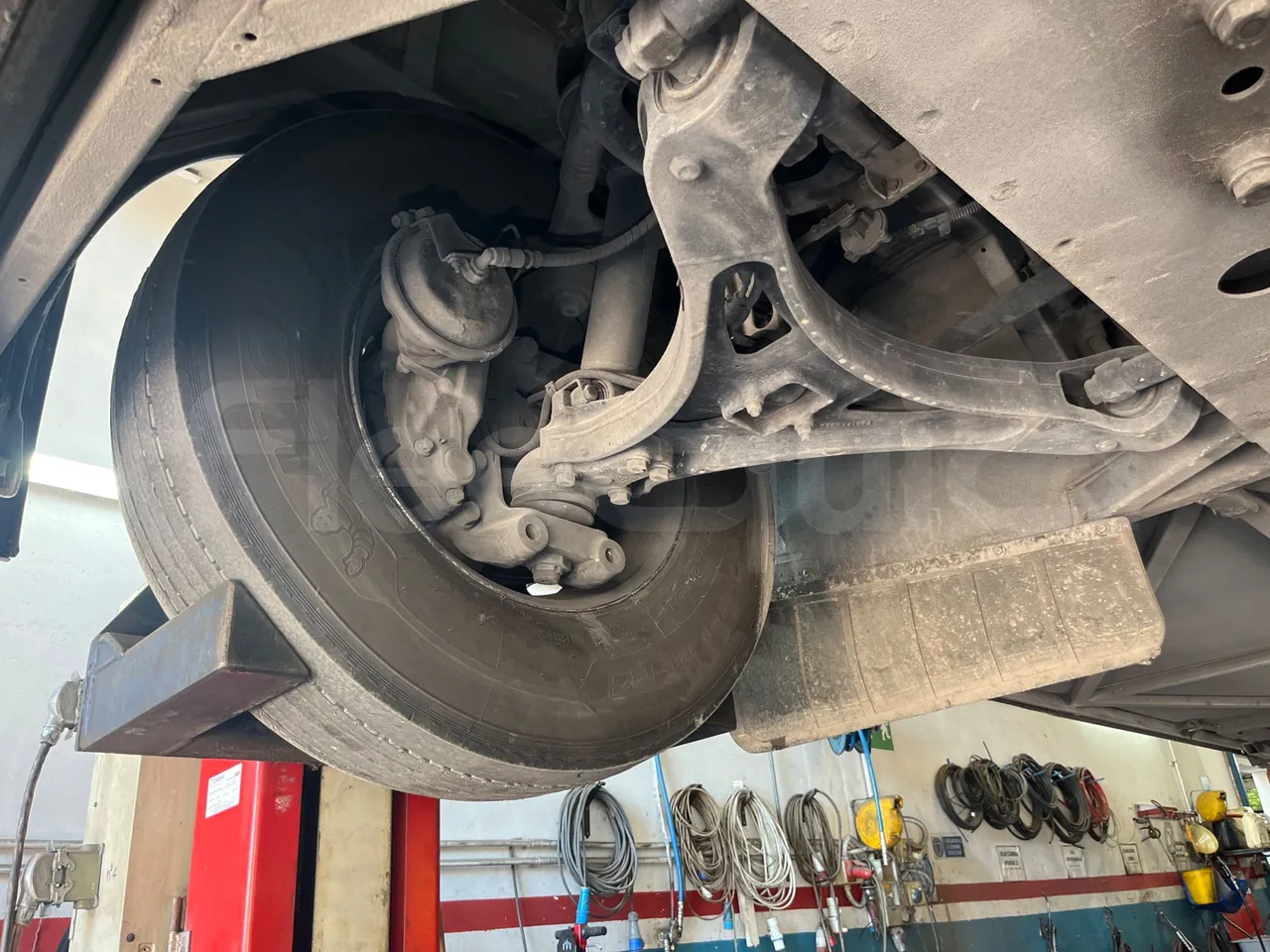 Iveco Magelys SFR2XX - EUR6 - 294kW - 12.265m - front axle right side