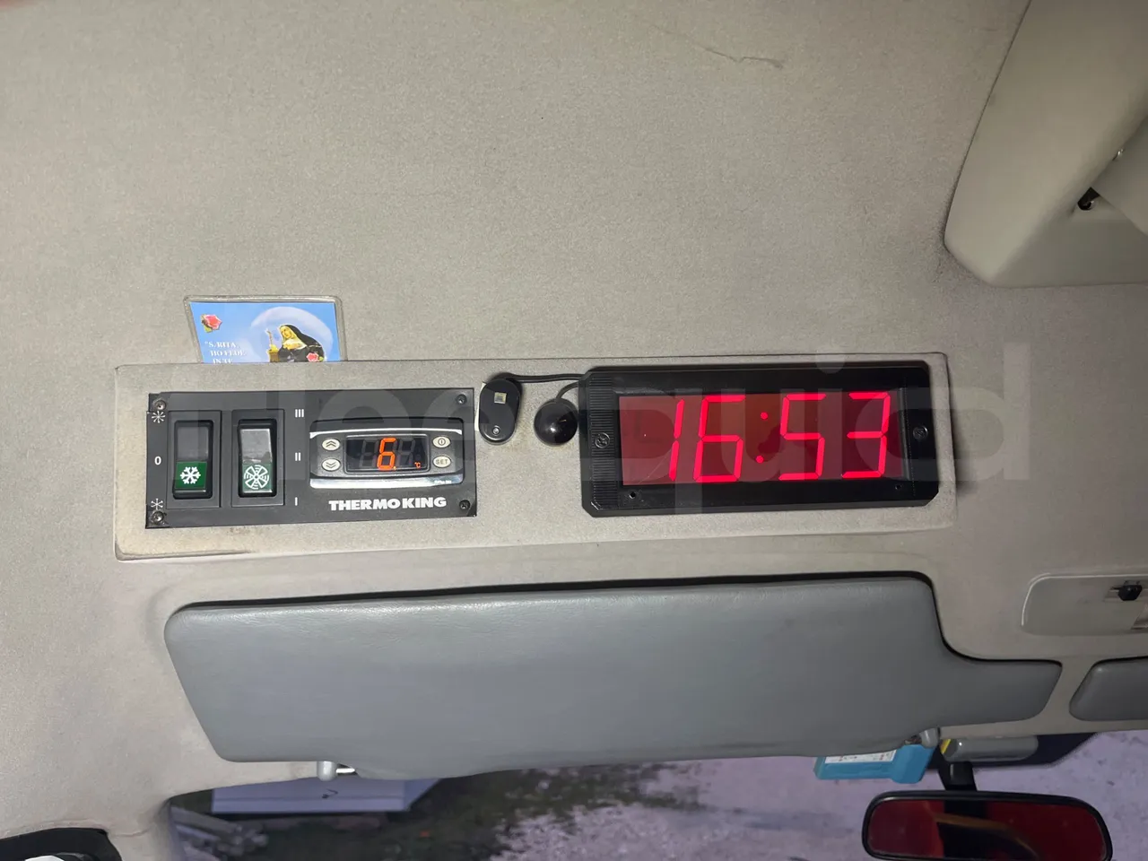 Mercedes-Benz Sprinter 416CD - EUR3 -115kW -6.945m - power outlets detail