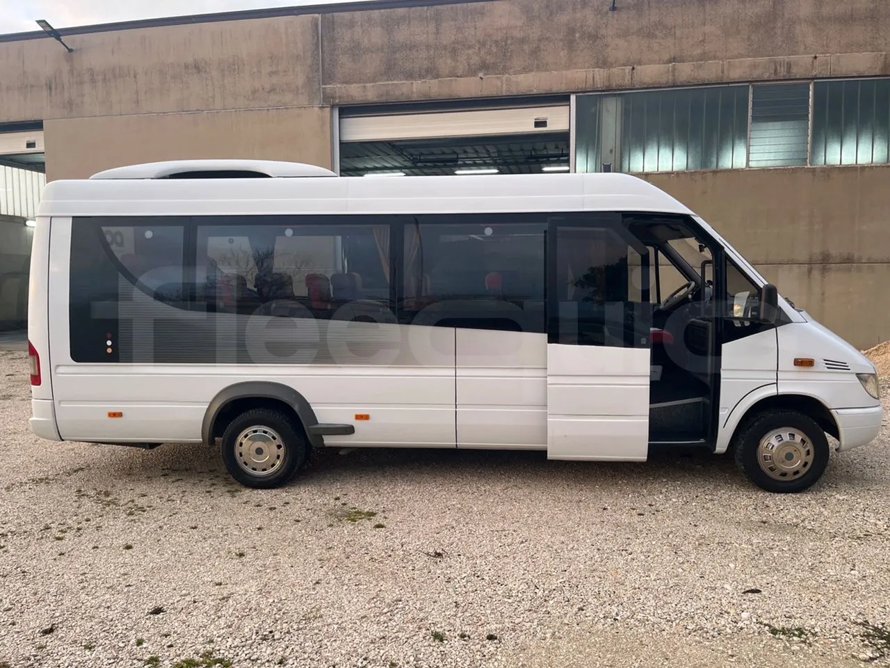 Mercedes-Benz Sprinter 416CD - EUR3 -115kW -6.945m - right side doors open