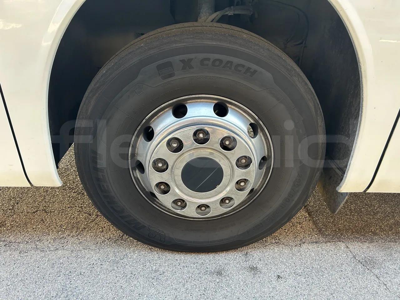 Setra S415 - First Axle Left Side: Complete Tyre