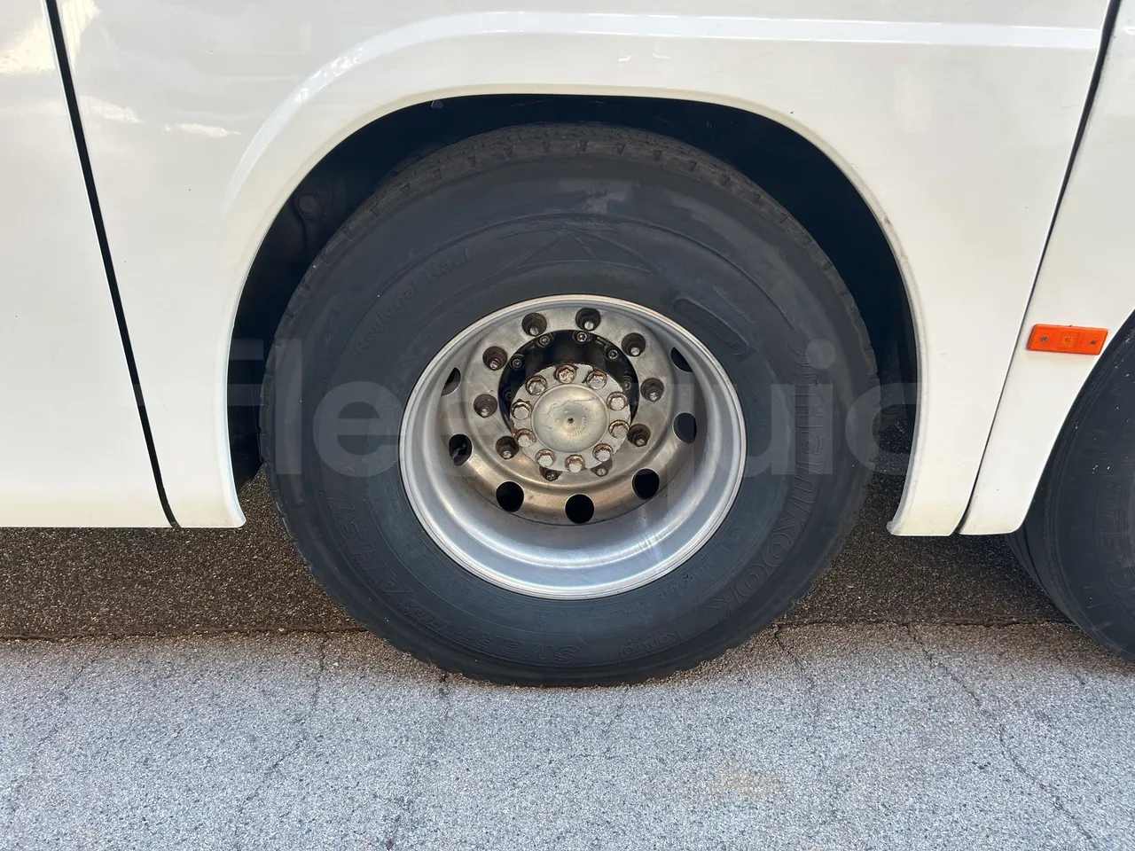 Setra S415 - Second Axle Left Side: Complete Wheel