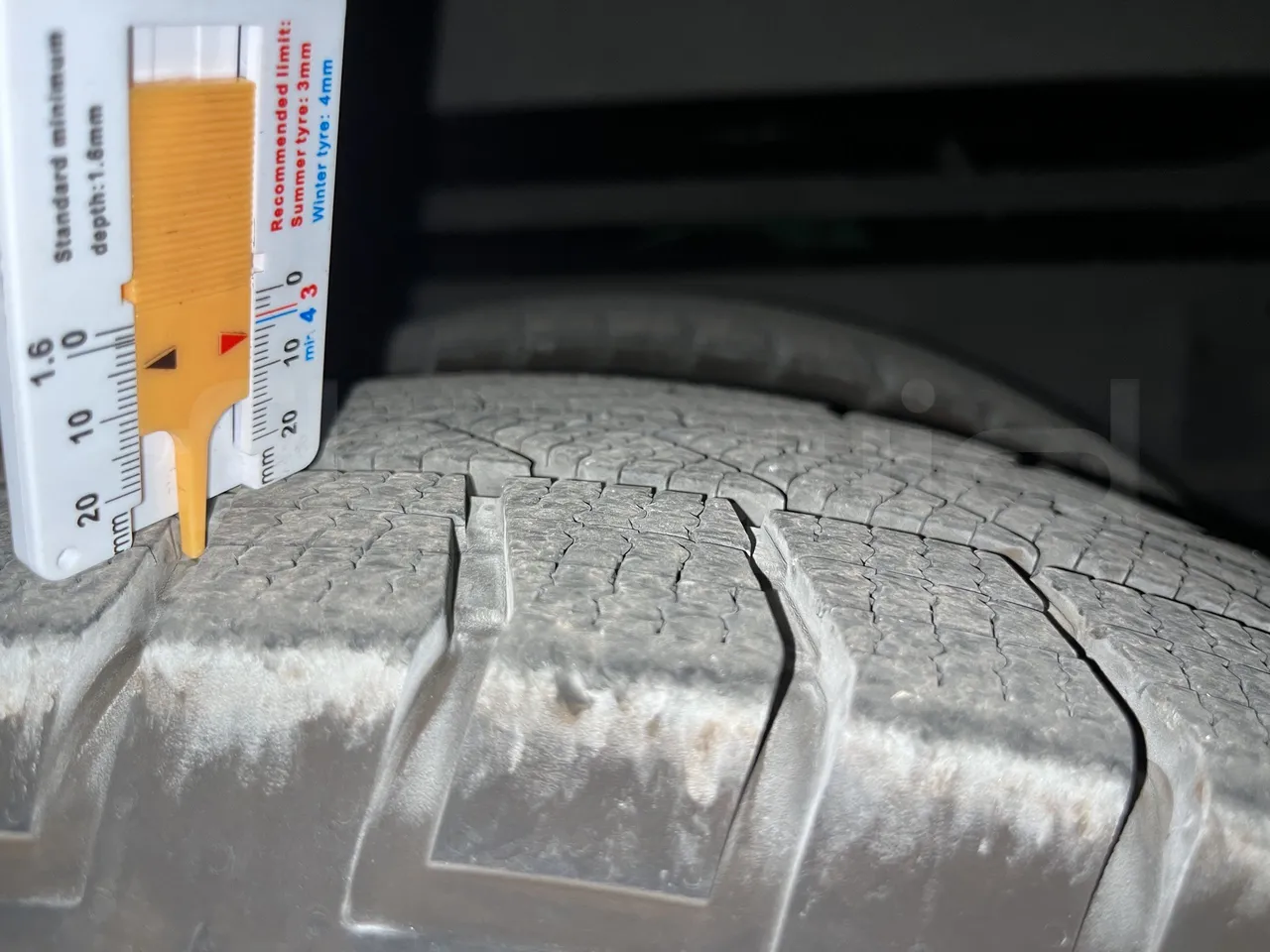 Iveco Daily - Second Axle Left Side: Tyre Thickness