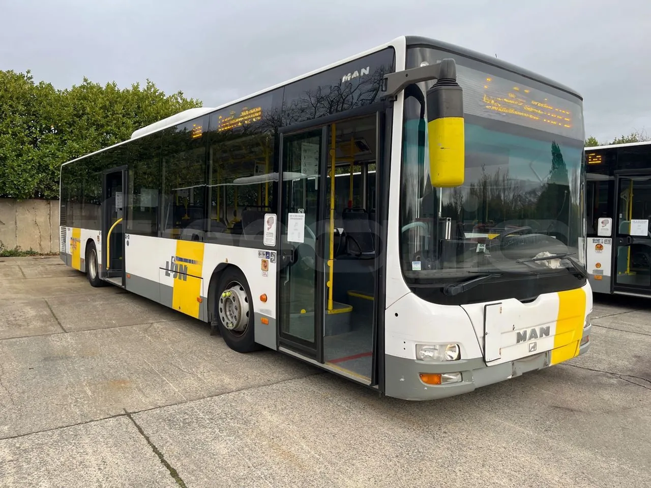 Man Lion's City A21 - EUR5 - 206kW - 11.980m - 3/4 right front doors open