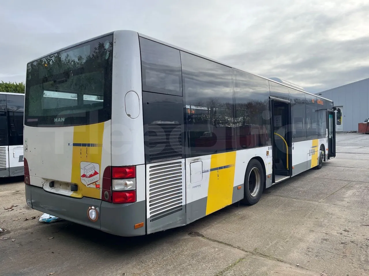 Man Lion's City A21 - EUR5 - 206kW - 11.980m - 3/4 right rear doors open