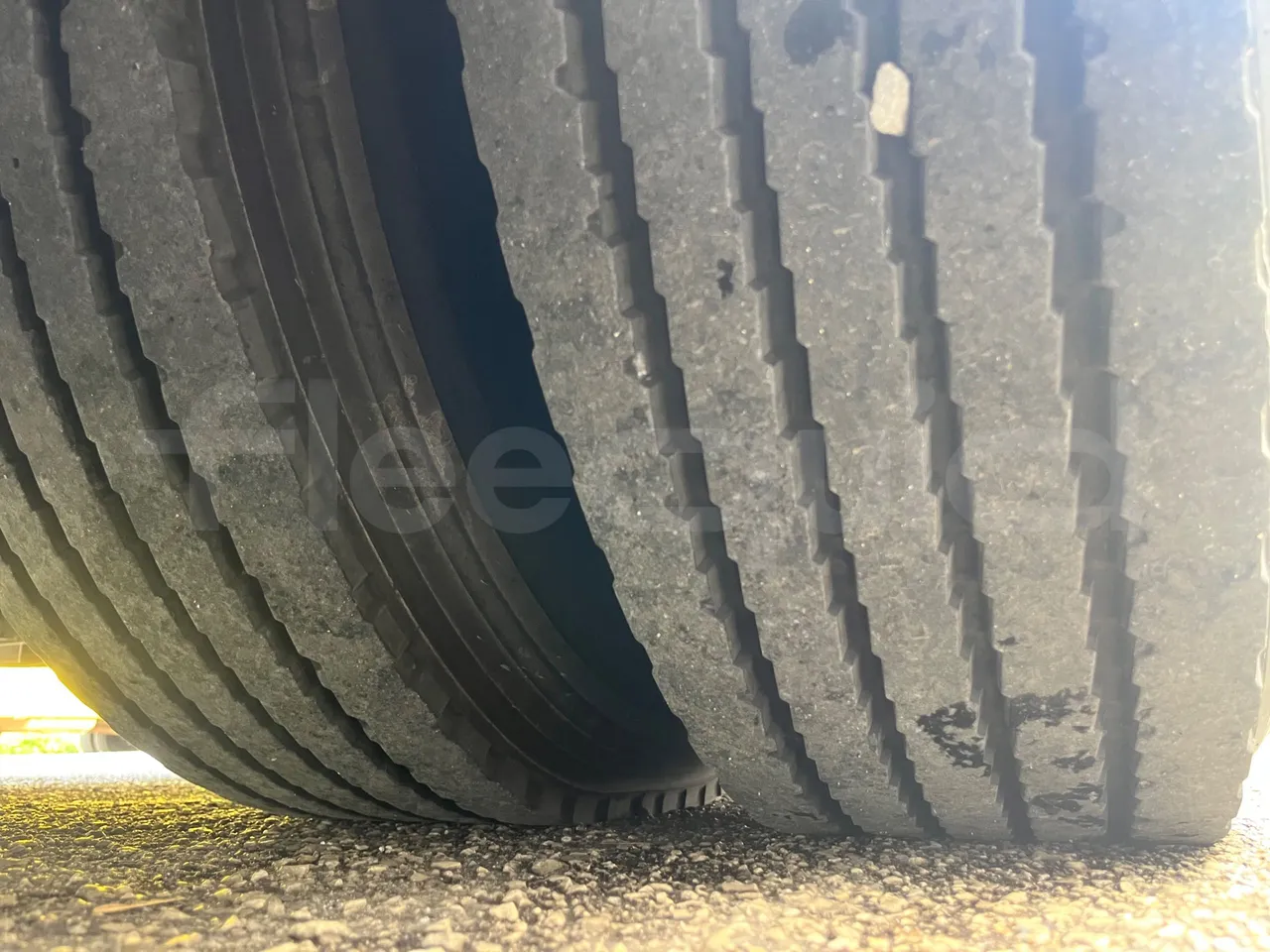 Volvo Barbi Genesis B12B/EURO 3 - 279kW - 12m - tread condition front tires left