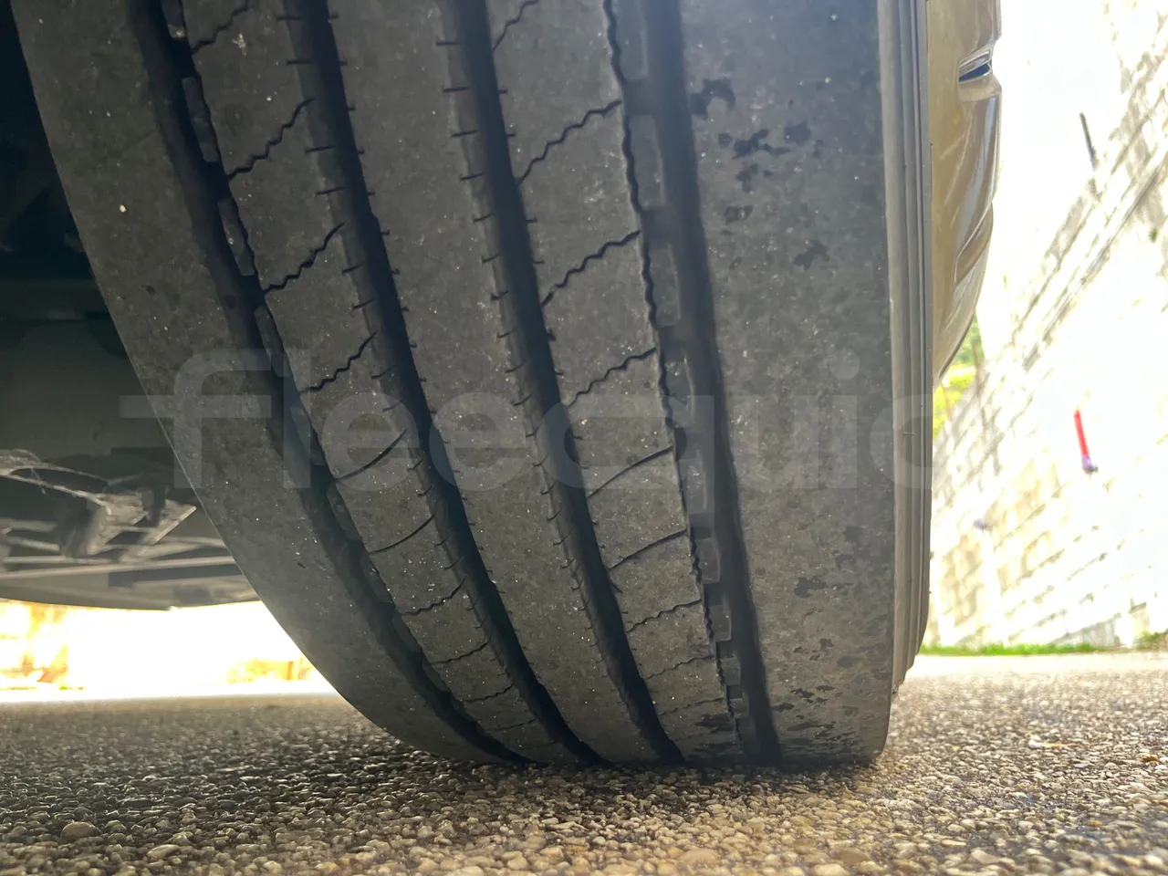 Volvo Barbi Genesis B12B/EURO 3 - 279kW - 12m - tread condition front tires right