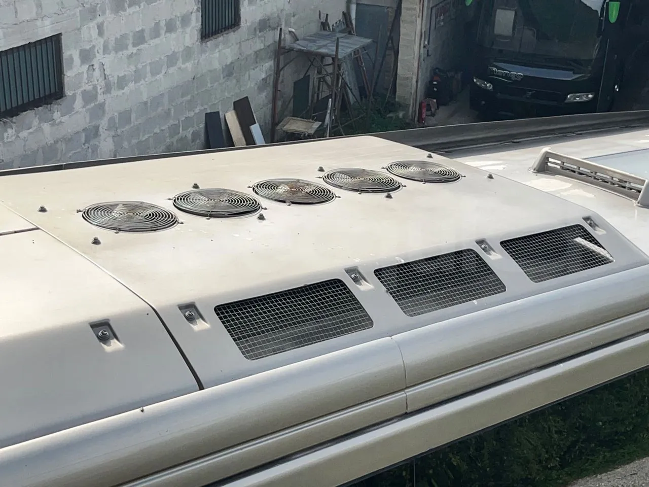 Volvo Barbi Genesis B12B/EURO 3 - 279kW - 12m - right side doors open