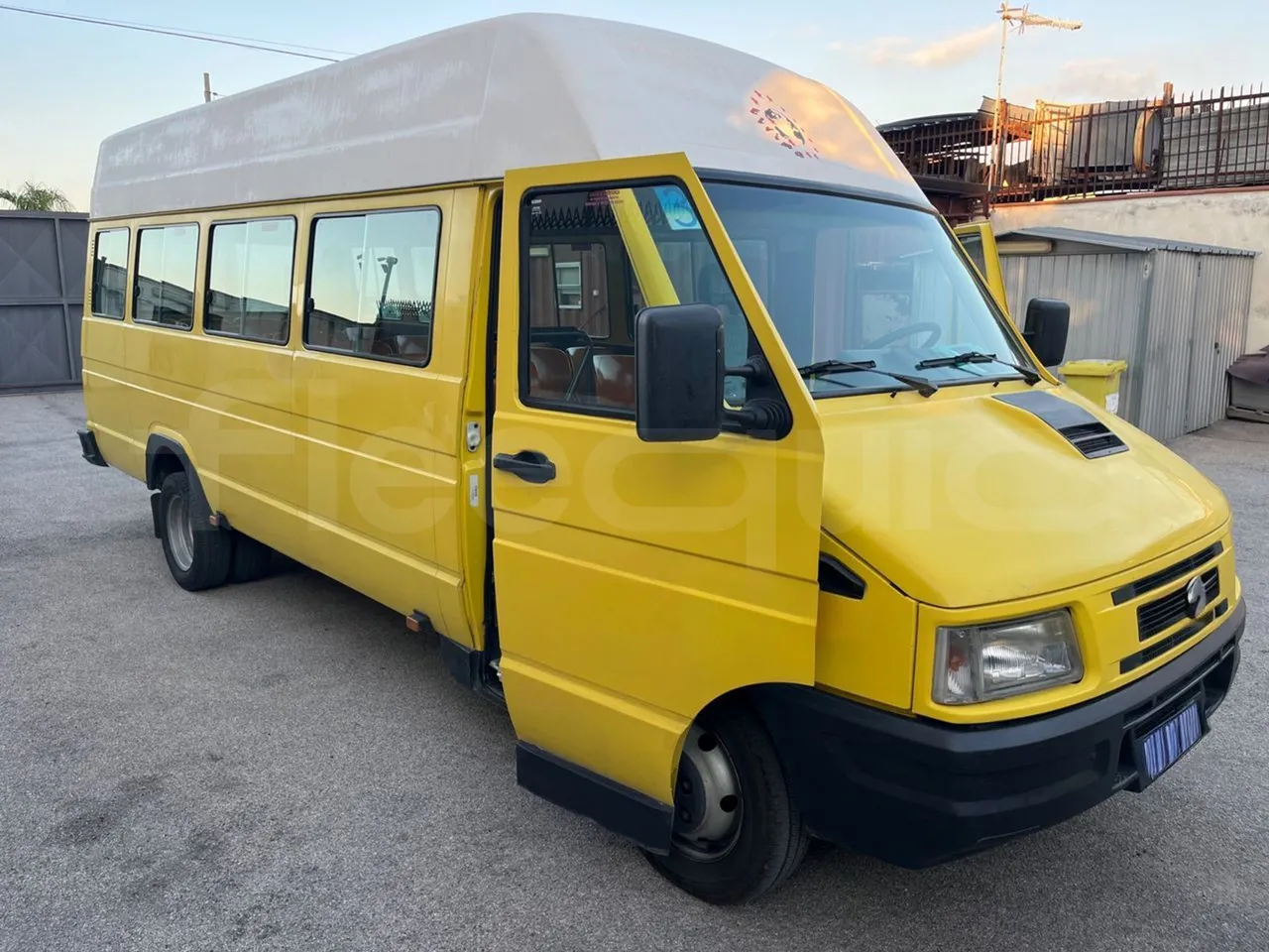 Iveco A45E10 28 - Euro2 - 76kW - 6.860mt - 3/4 right front doors open