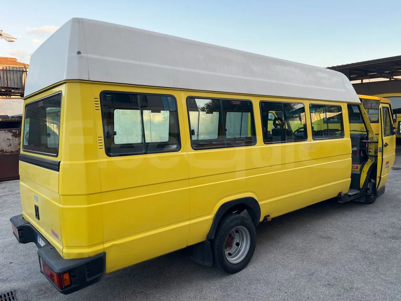 Iveco A45E10 28 - Euro2 - 76kW - 6.860mt - 3/4 right rear doors open