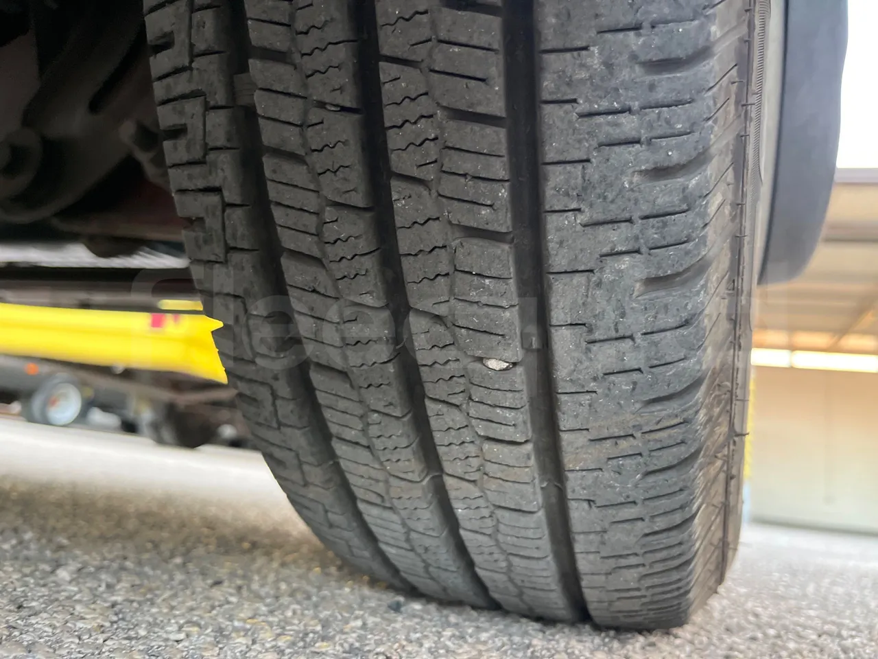 Iveco A45E10 28 - Euro2 - 76kW - 6.860mt - tread condition front tires right