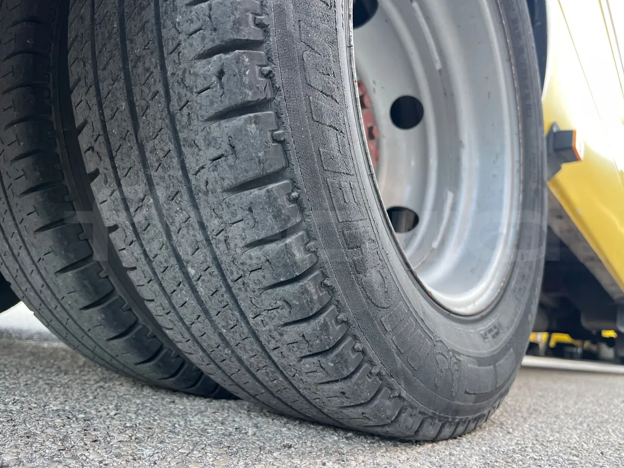 Iveco A45E10 28 - Euro2 - 76kW - 6.860mt - tread condition third axle tires left