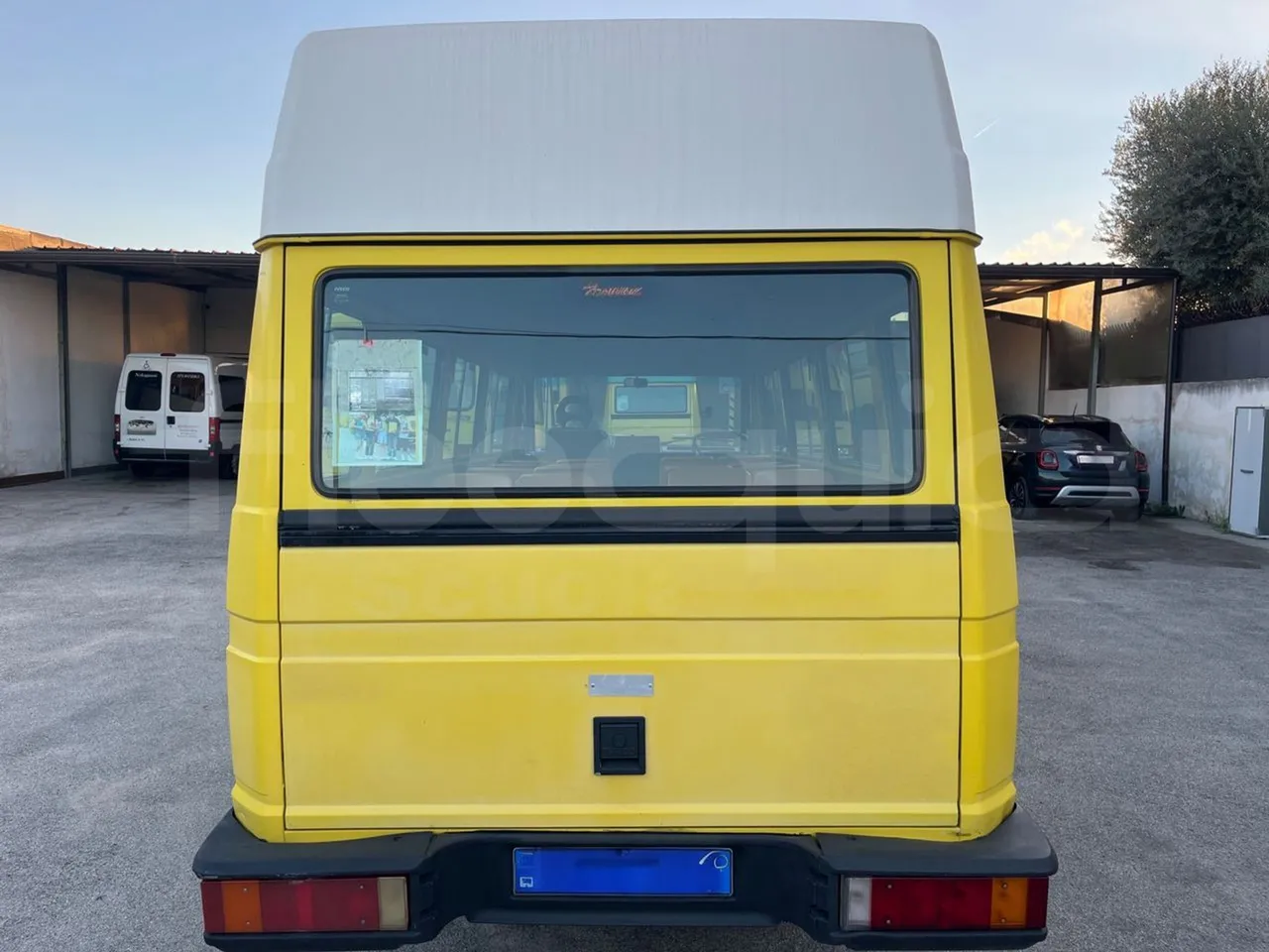Iveco A45E10 28 - Euro2 - 76kW - 6.860mt - rear hatch closed