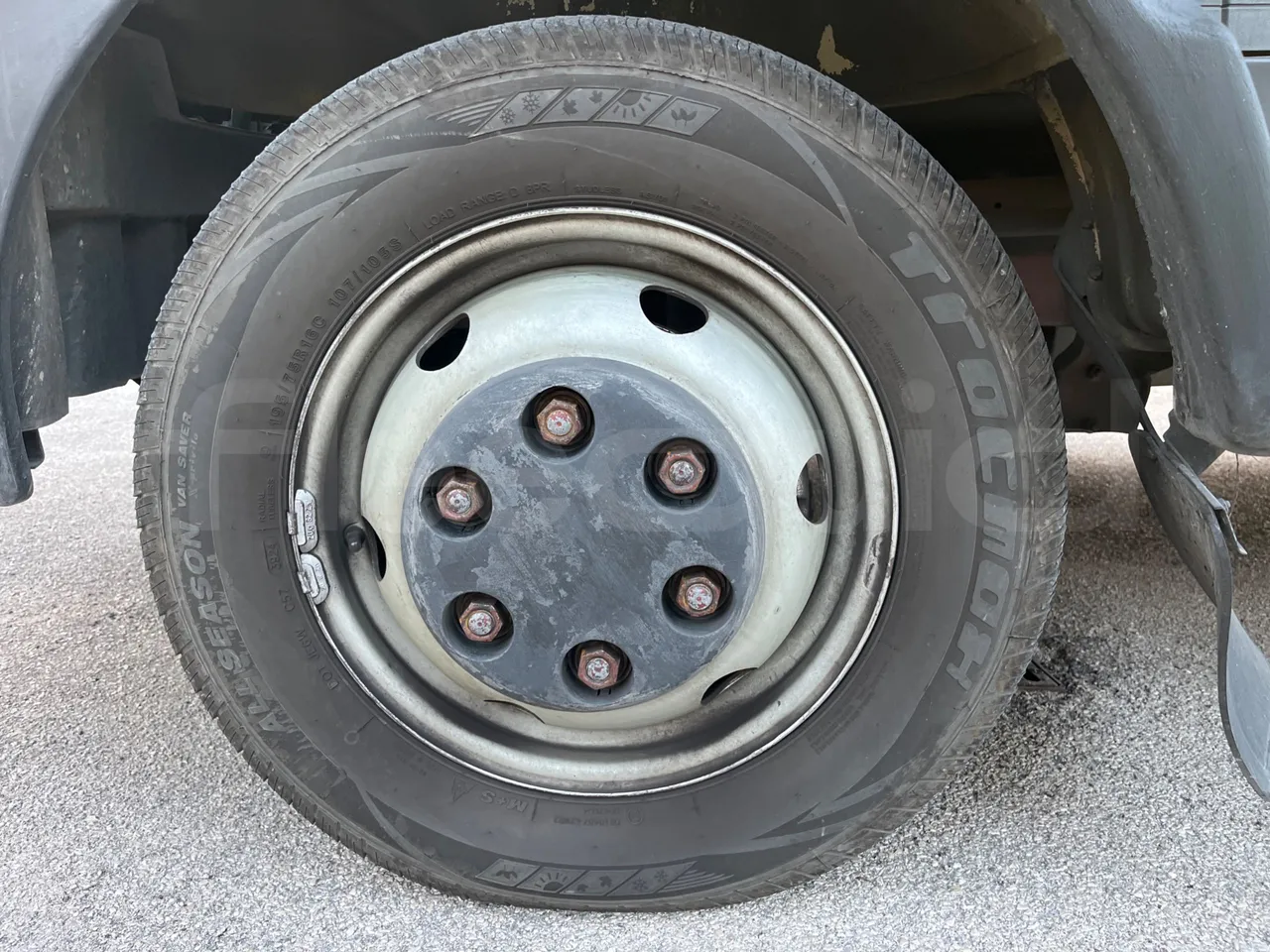 Iveco A45E10 28 - Euro2 - 76kW - 6.860mt - front left tire measurements
