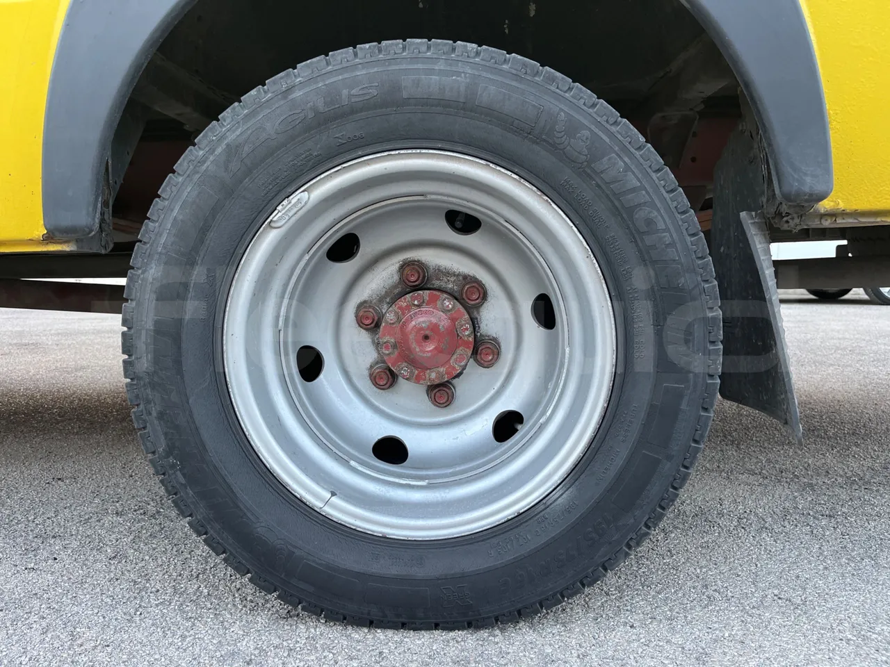 Iveco A45E10 28 - Euro2 - 76kW - 6.860mt - rear left tire photo