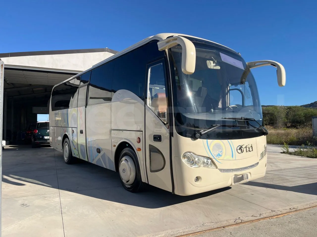King Long XMQ6900 XMQ6900-3/ Euro 5 - 178Kw - 8,995 Mt - 3/4 front right doors