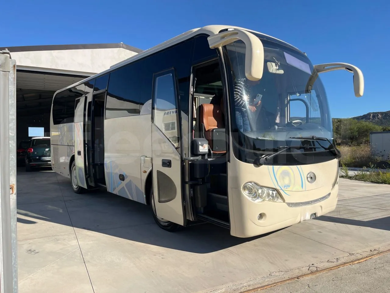 King Long XMQ6900 XMQ6900-3/ Euro 5 - 178Kw - 8,995 Mt - 3/4 right front doors open