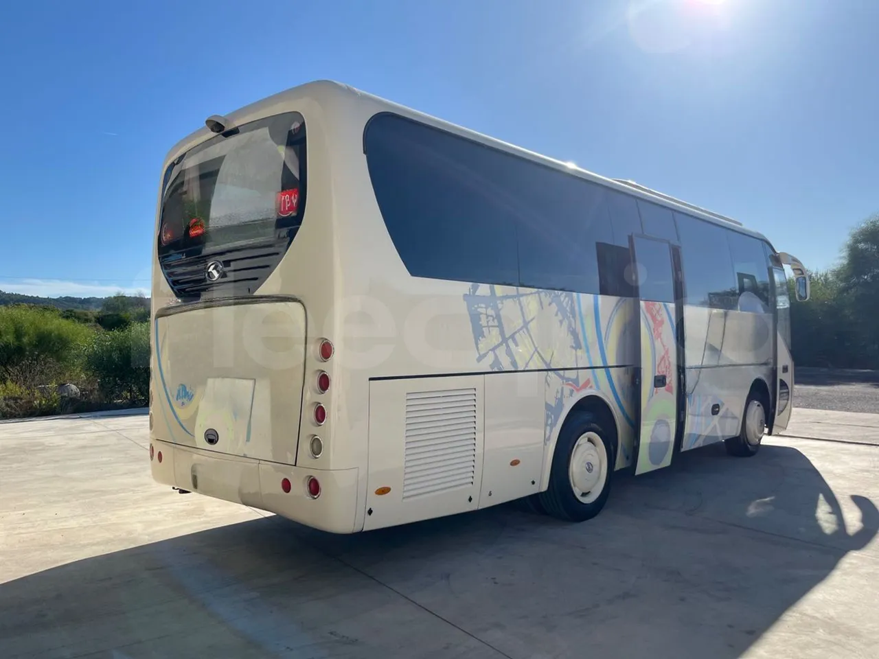 King Long XMQ6900 XMQ6900-3/ Euro 5 - 178Kw - 8,995 Mt - 3/4 right rear doors open