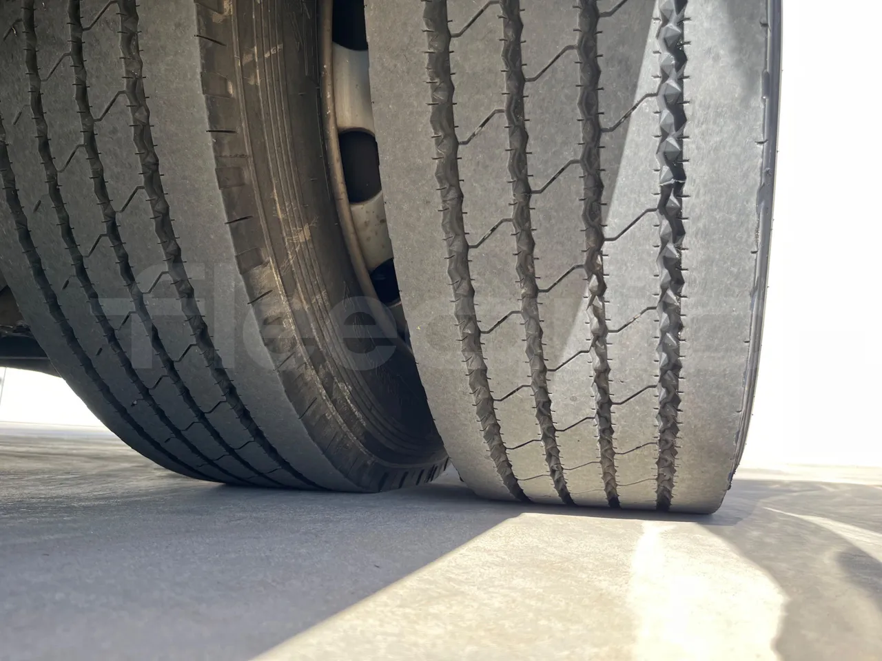 King Long XMQ6900 XMQ6900-3/ Euro 5 - 178Kw - 8,995 Mt - tread condition second axle tires left