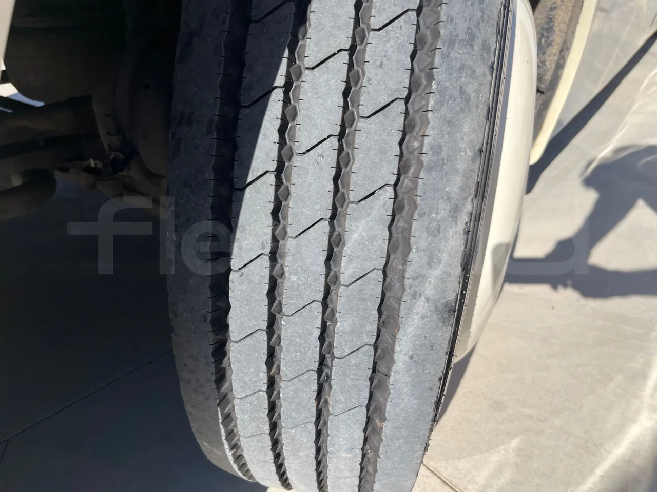King Long XMQ6900 XMQ6900-3/ Euro 5 - 178Kw - 8,995 Mt - tread condition second axle tires right
