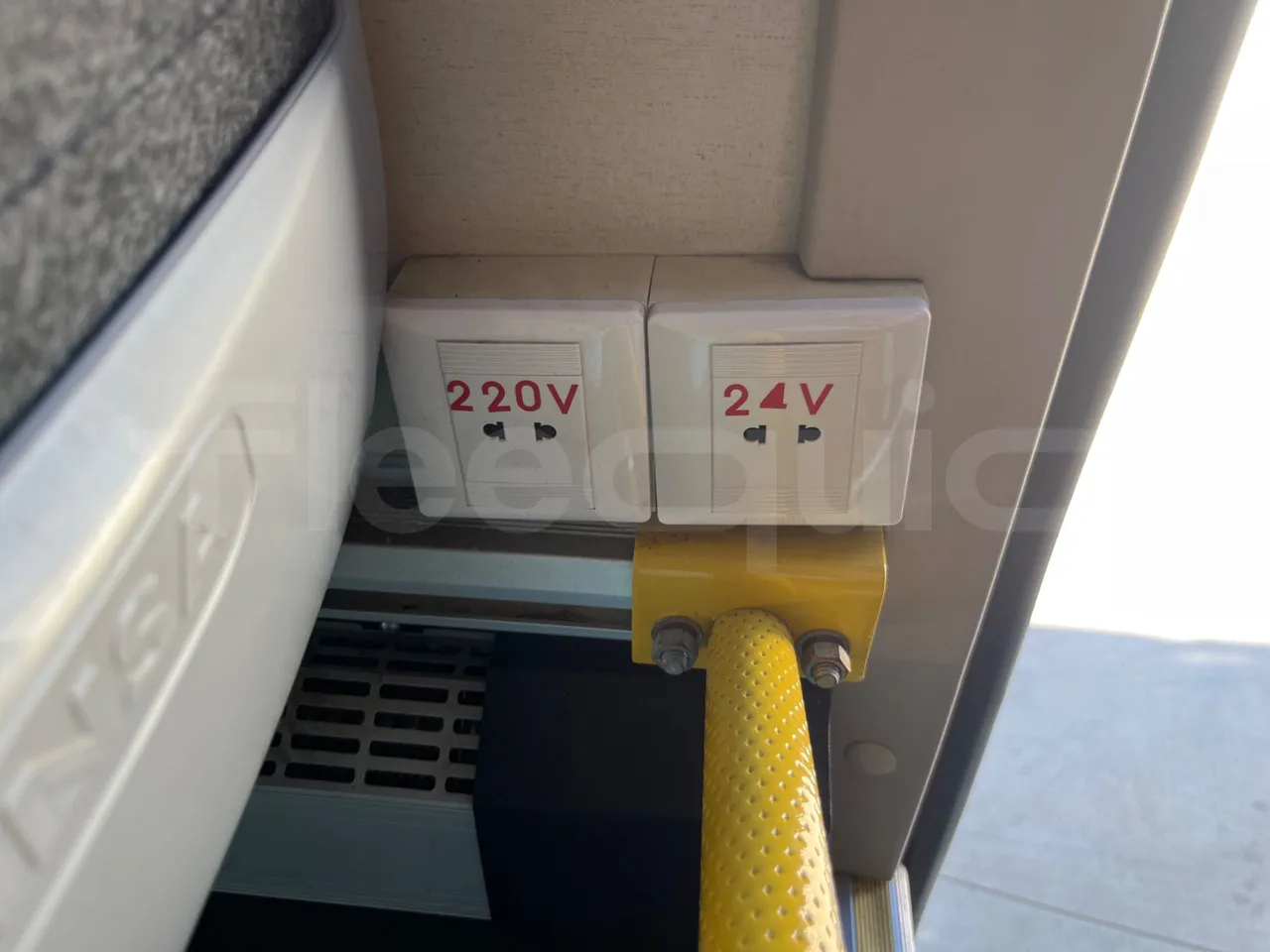 King Long XMQ6900 XMQ6900-3/ Euro 5 - 178Kw - 8,995 Mt - power outlets detail