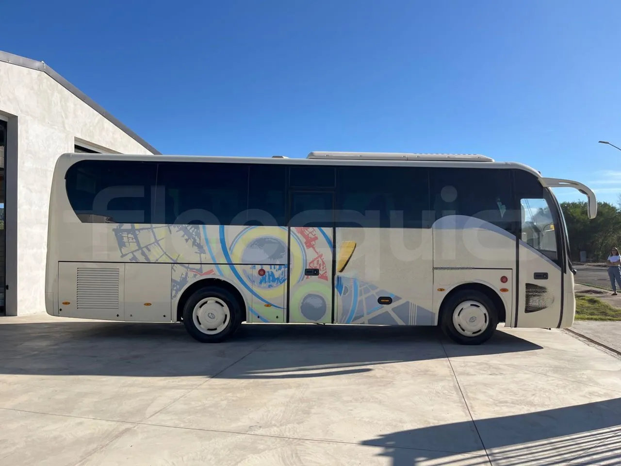 King Long XMQ6900 XMQ6900-3/ Euro 5 - 178Kw - 8,995 Mt - right side doors closed