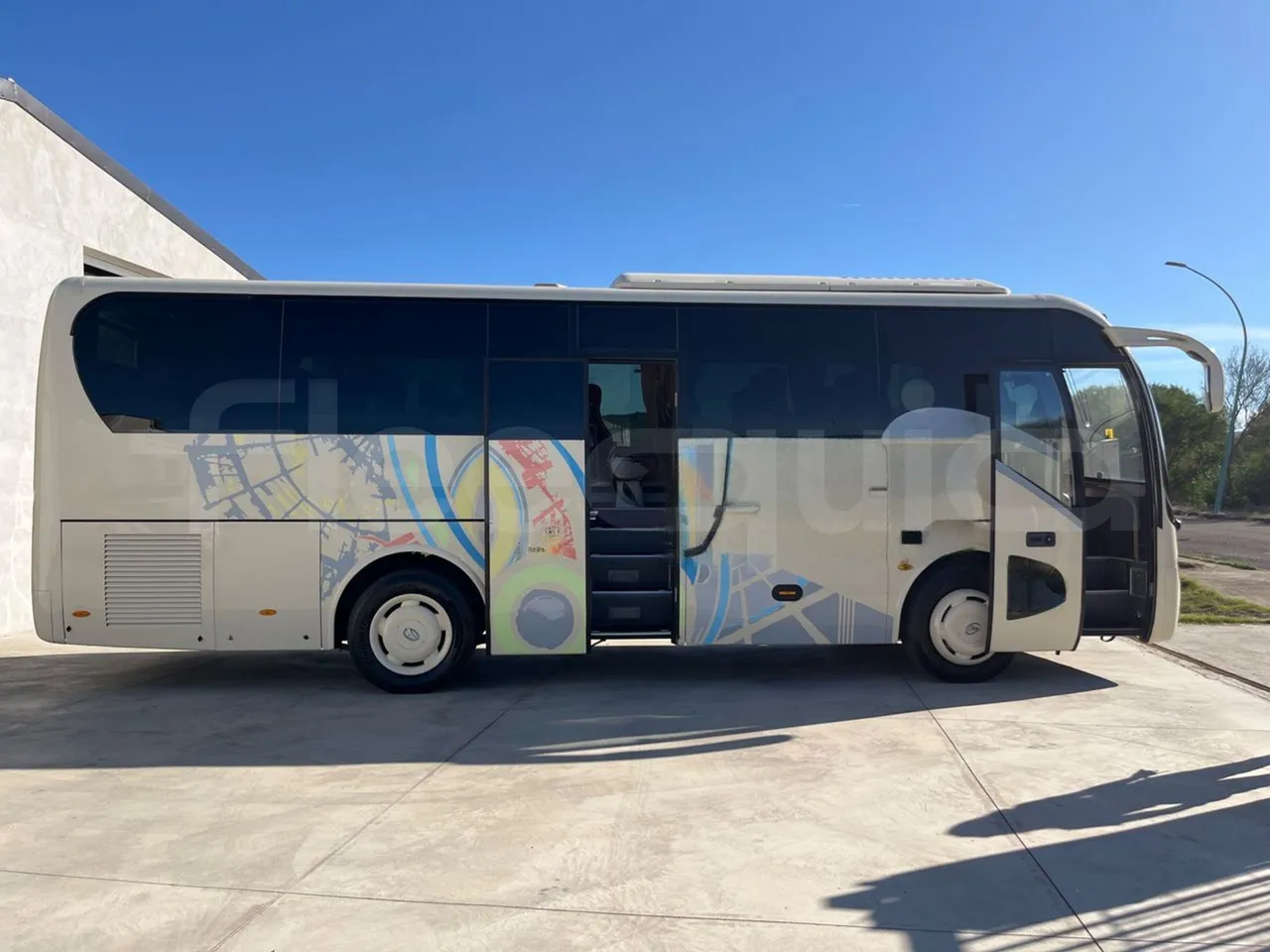 King Long XMQ6900 XMQ6900-3/ Euro 5 - 178Kw - 8,995 Mt - right side doors open