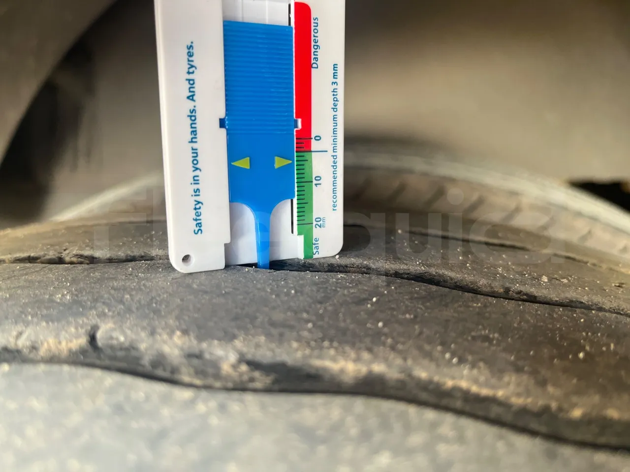 Iveco 389 - First Axle Left Side: Tyre Size