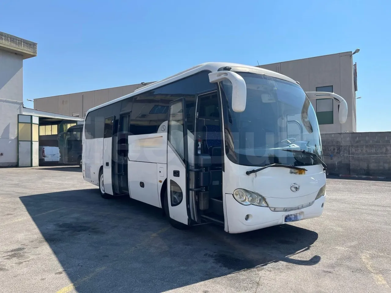 King Long XMQ6900 - 3/4 right front doors open
