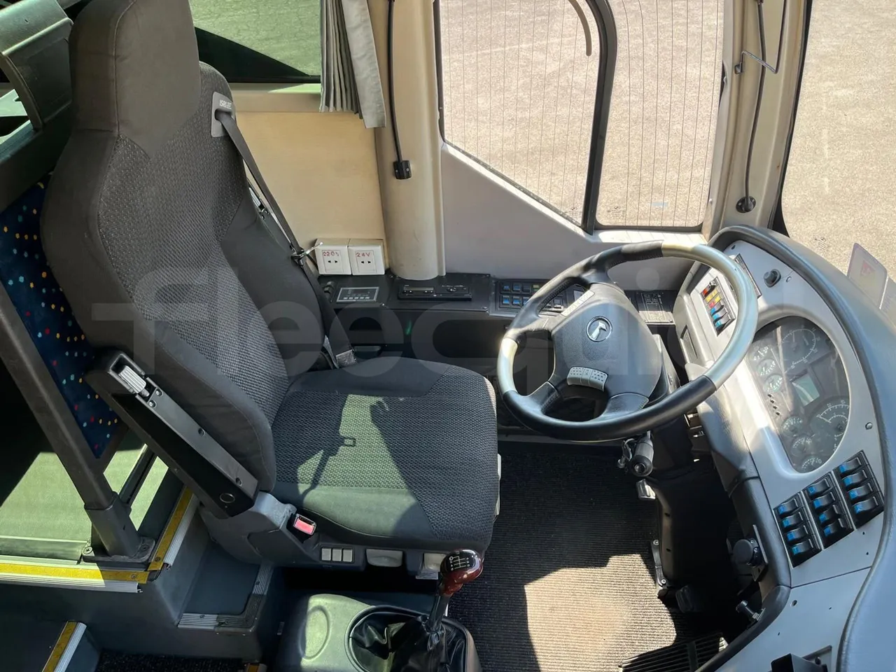 King Long XMQ6900 - driver's seat photo
