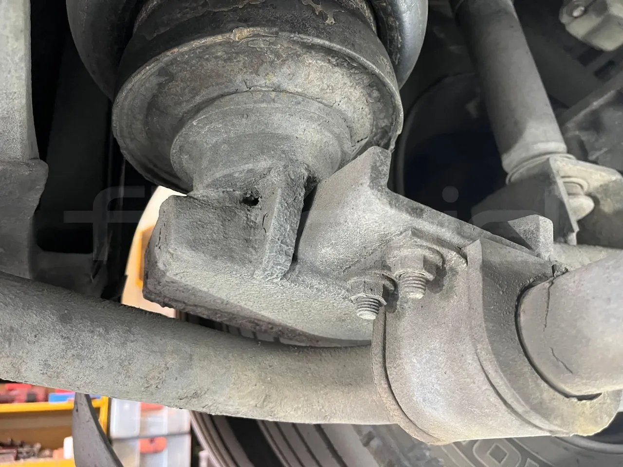 King Long XMQ6900 - front brake calipers right