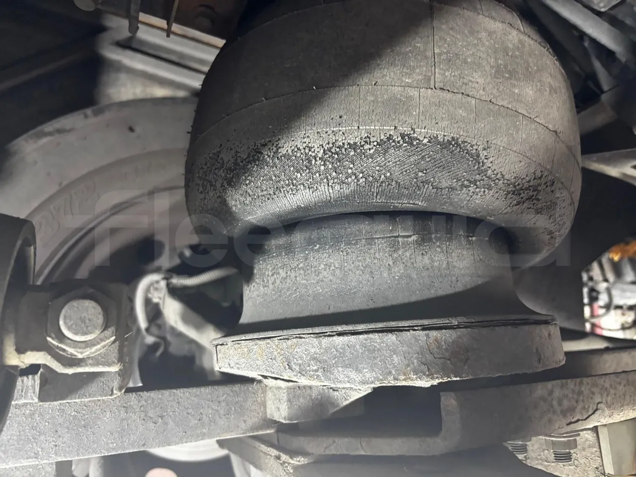 King Long XMQ6900 - axle 3 air springs 2 left