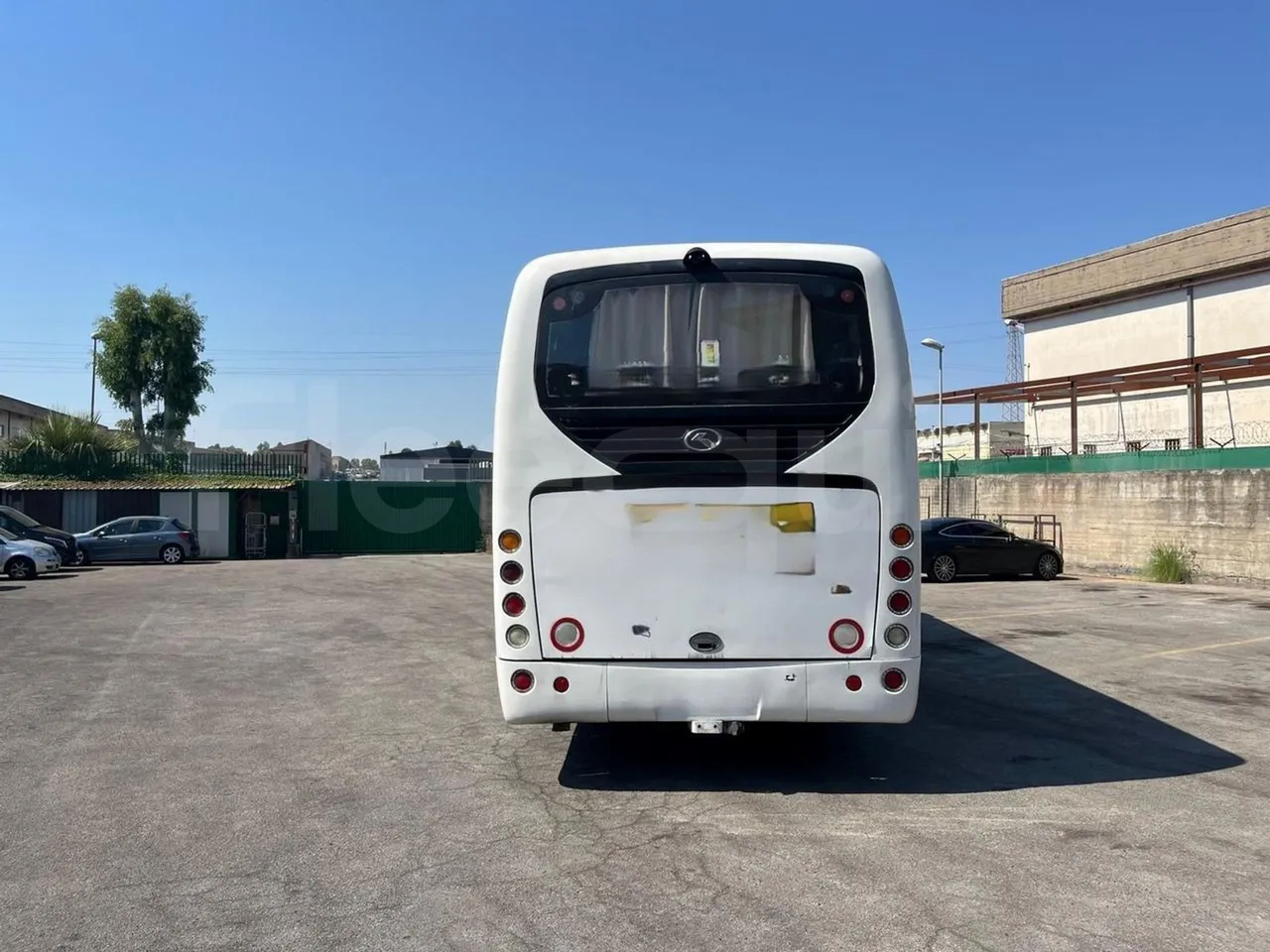 King Long XMQ6900 - rear hatch closed