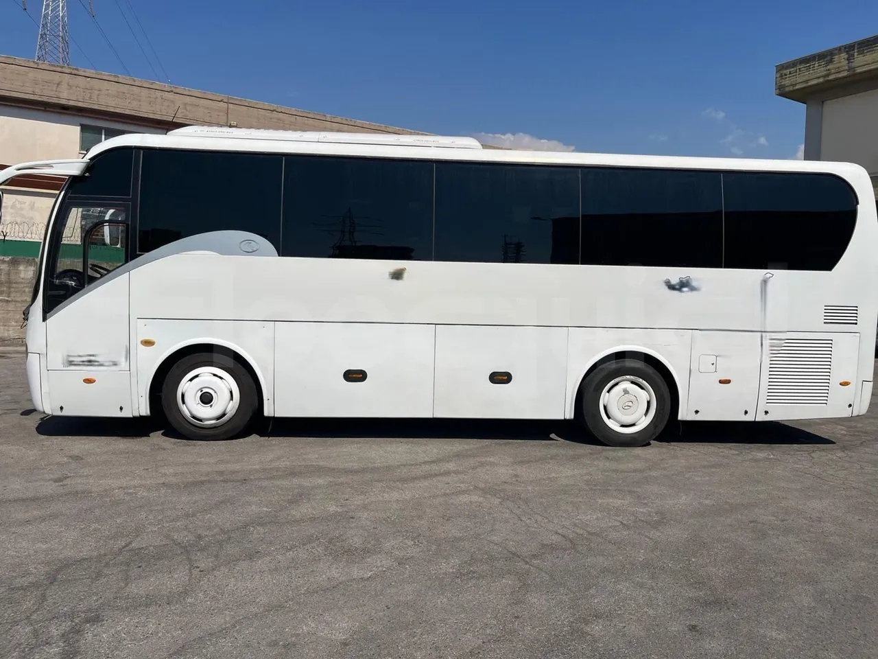 King Long XMQ6900 - left side photo
