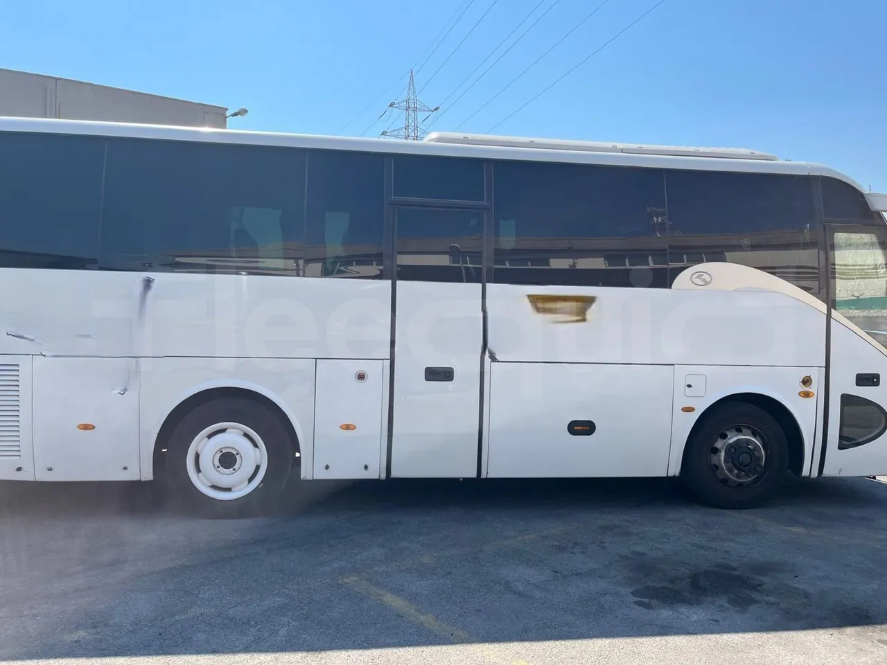 King Long XMQ6900 - right side doors closed