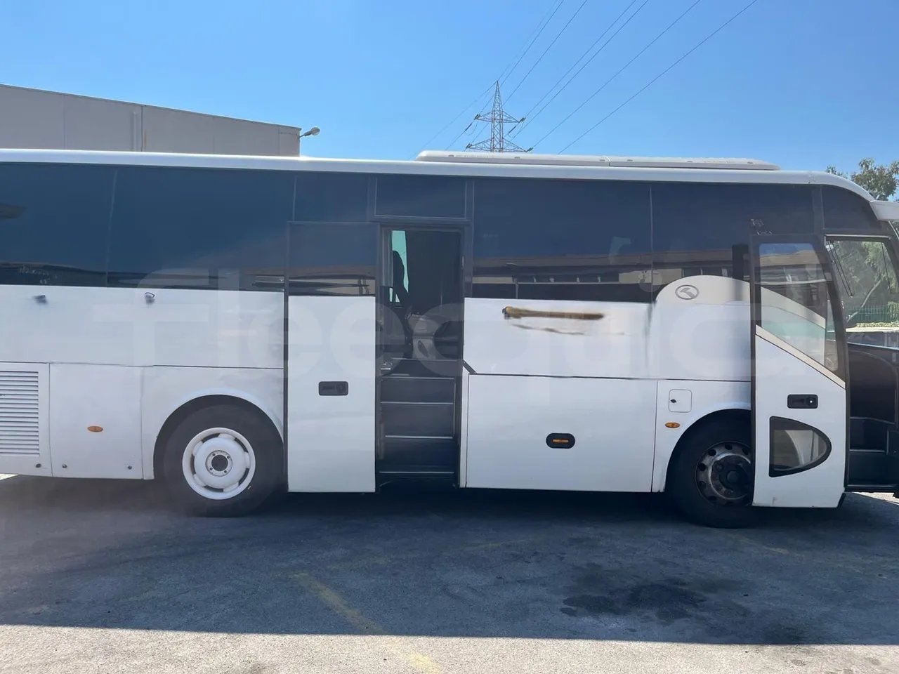 King Long XMQ6900 - right side doors open