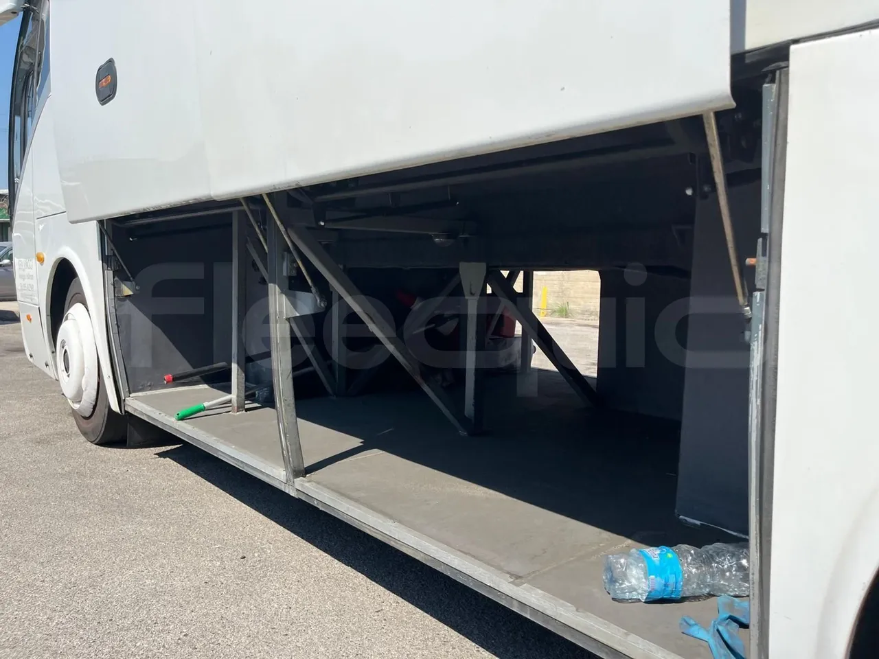 King Long XMQ6900 - under carpet photo