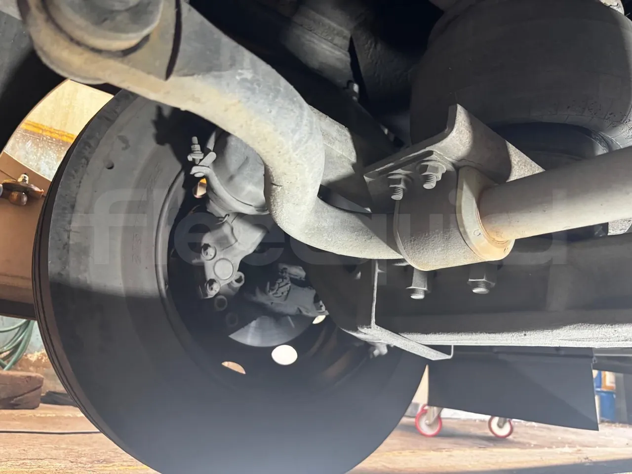 King Long XMQ6900 - front axle right side