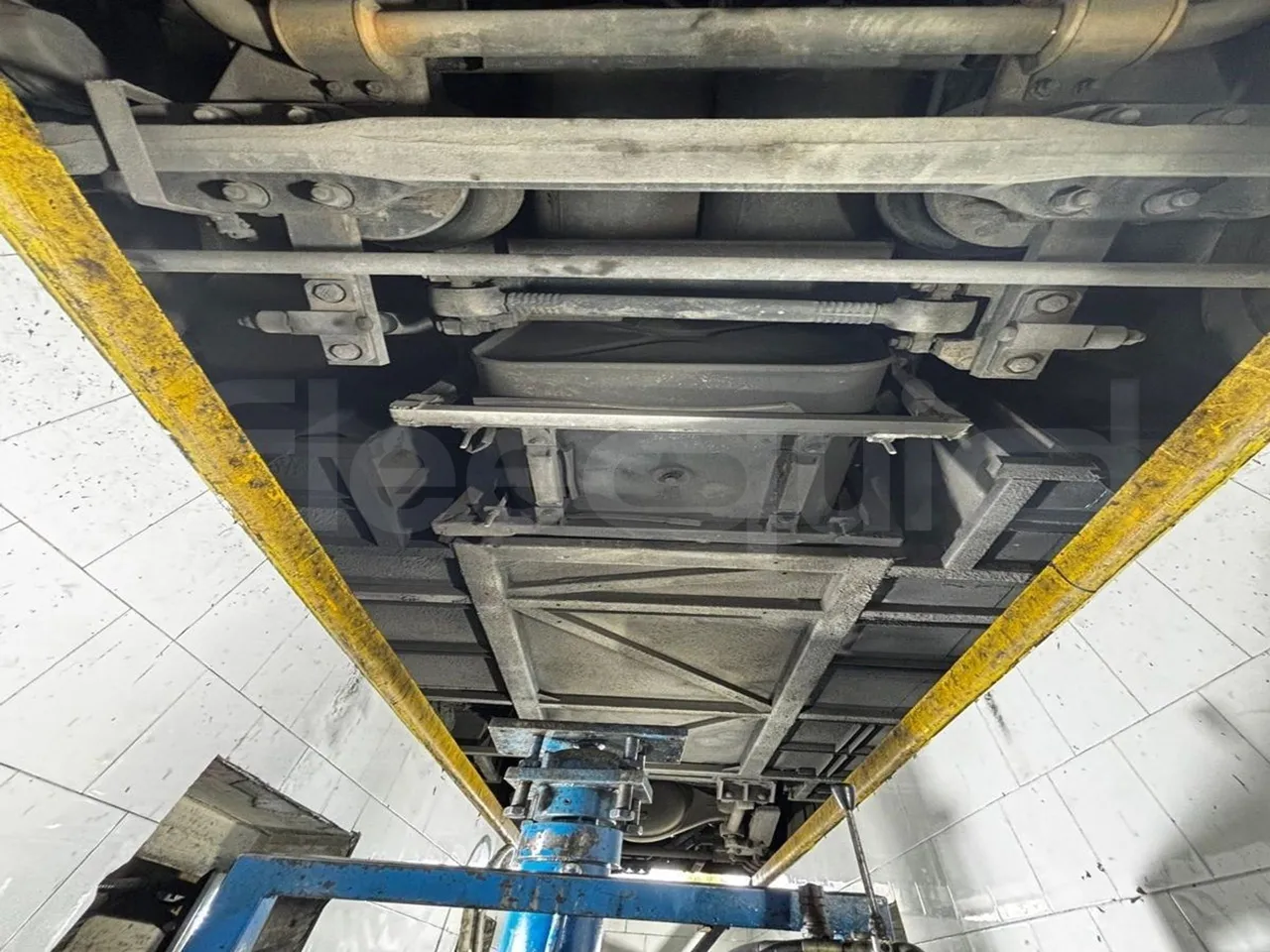 King Long XMQ6900 - front undercarriage from front