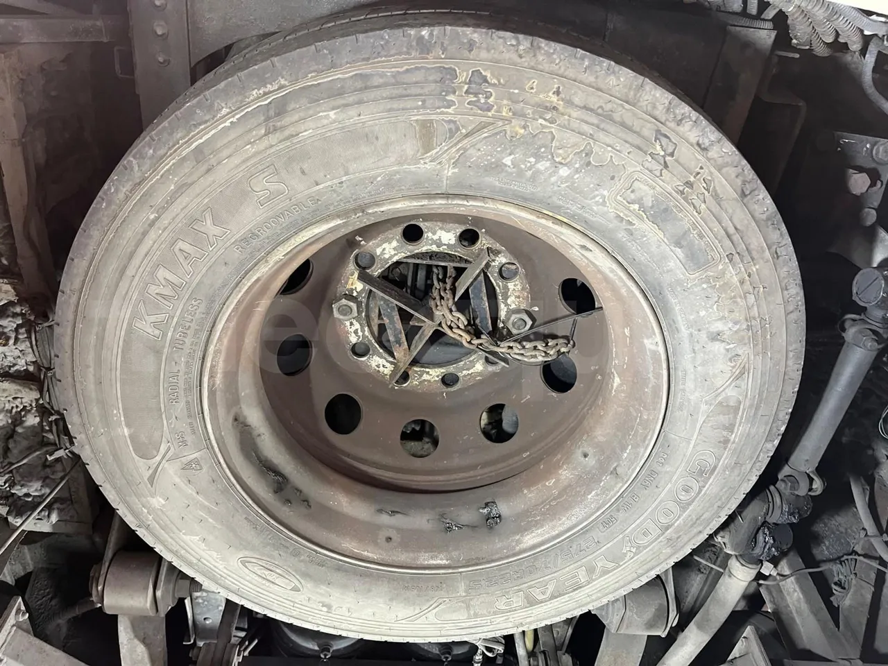King Long XMQ6900 - spare wheel