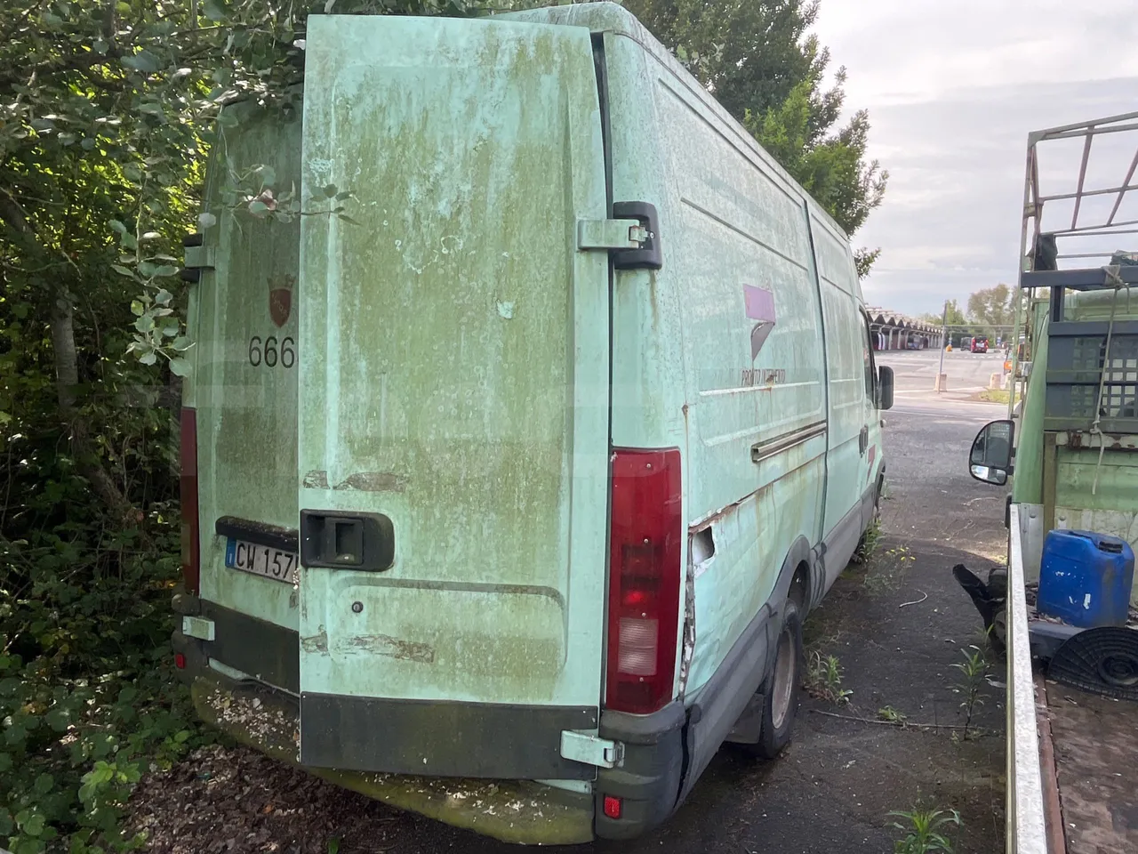 Iveco Daily 35/A - EUR3 - 85.3kW - 5.921m - 3/4 right rear doors closed