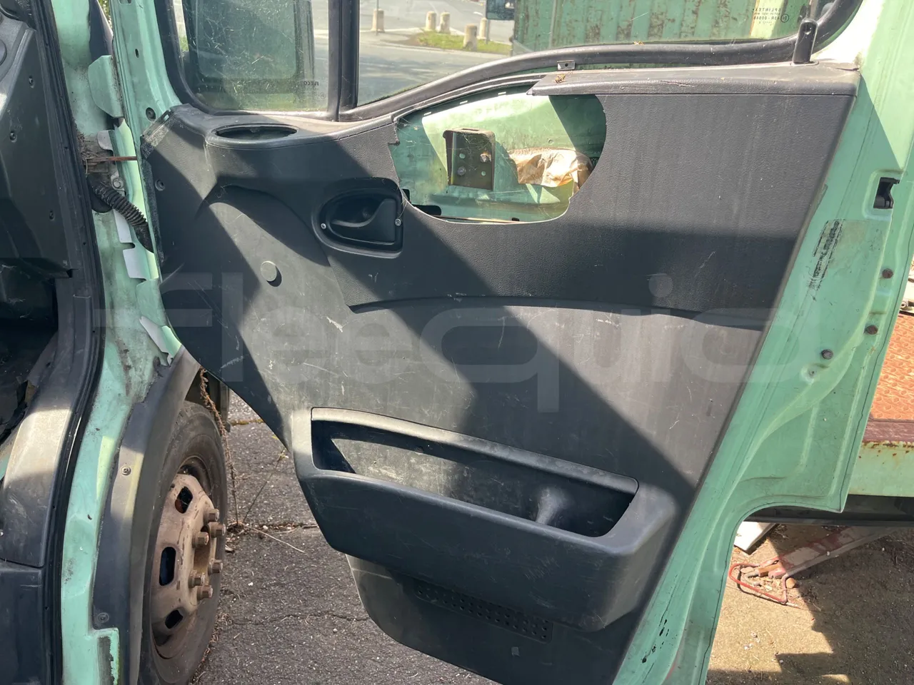 Iveco Daily 35/A - EUR3 - 85.3kW - 5.921m - floor hatches photo
