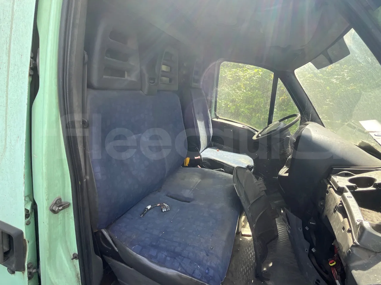 Iveco Daily 35/A - EUR3 - 85.3kW - 5.921m - reverse view middle aisle