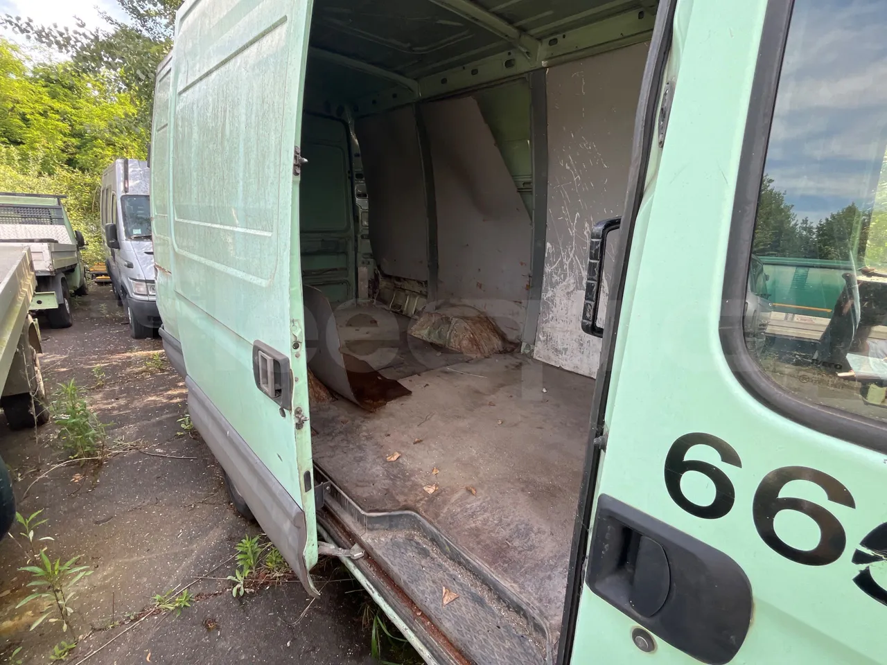 Iveco Daily 35/A - EUR3 - 85.3kW - 5.921m - forward view all seats last row height